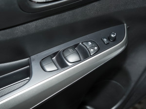 2021款2.5L 自动四驱尊贵型 主驾车窗控制区	