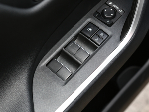 2022款2.0L CVT两驱尊贵版 主驾车窗控制区	