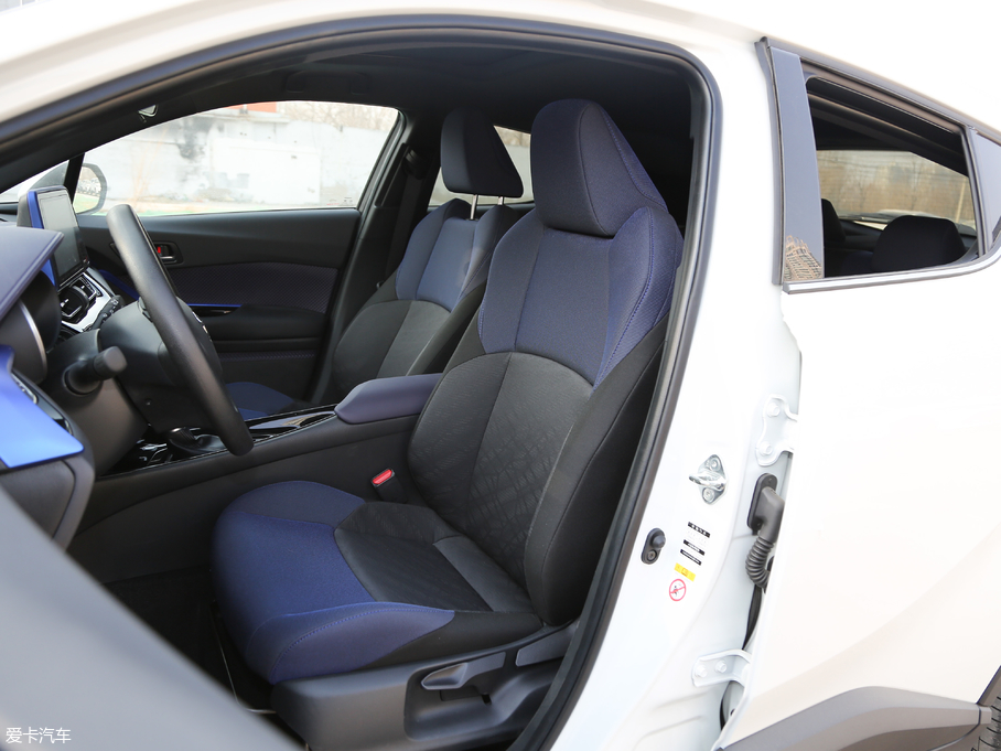 2018款丰田c-hr 天窗版 2.0l cvt酷跑领先型 国vi