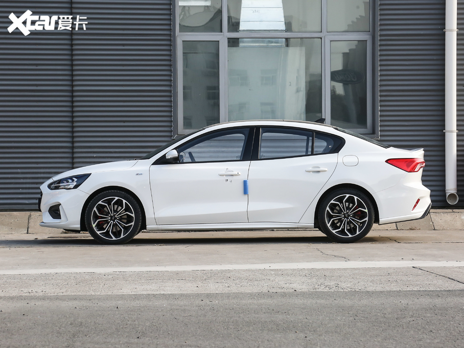 2021款福克斯三厢 三厢 ecoboost 180 自动st line