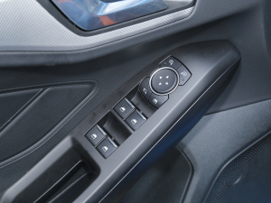 2022款三厢 EcoBoost 180 自动竞速版 主驾车窗控制区	