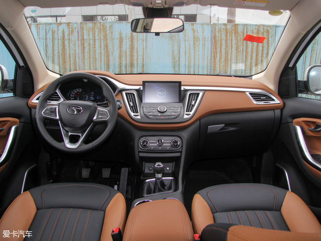 东南dx7的内饰设计得比较时尚.