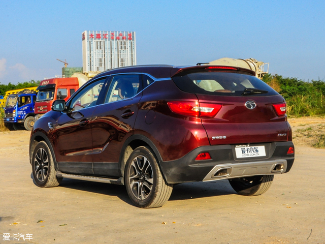 手动挡车型增加了换挡提醒和定速巡航等;二高配车型上,新款东南dx7还