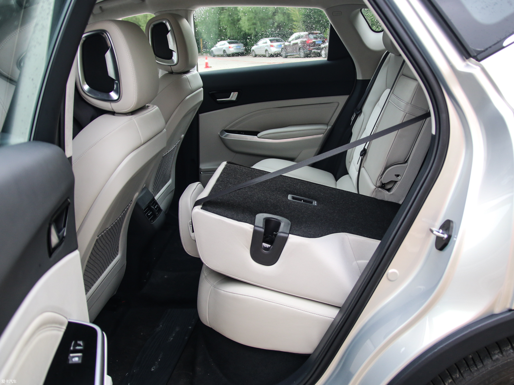 【2019款红旗e-hs3智联旗领四驱版_空间座椅_5/301张图片】_汽车图片