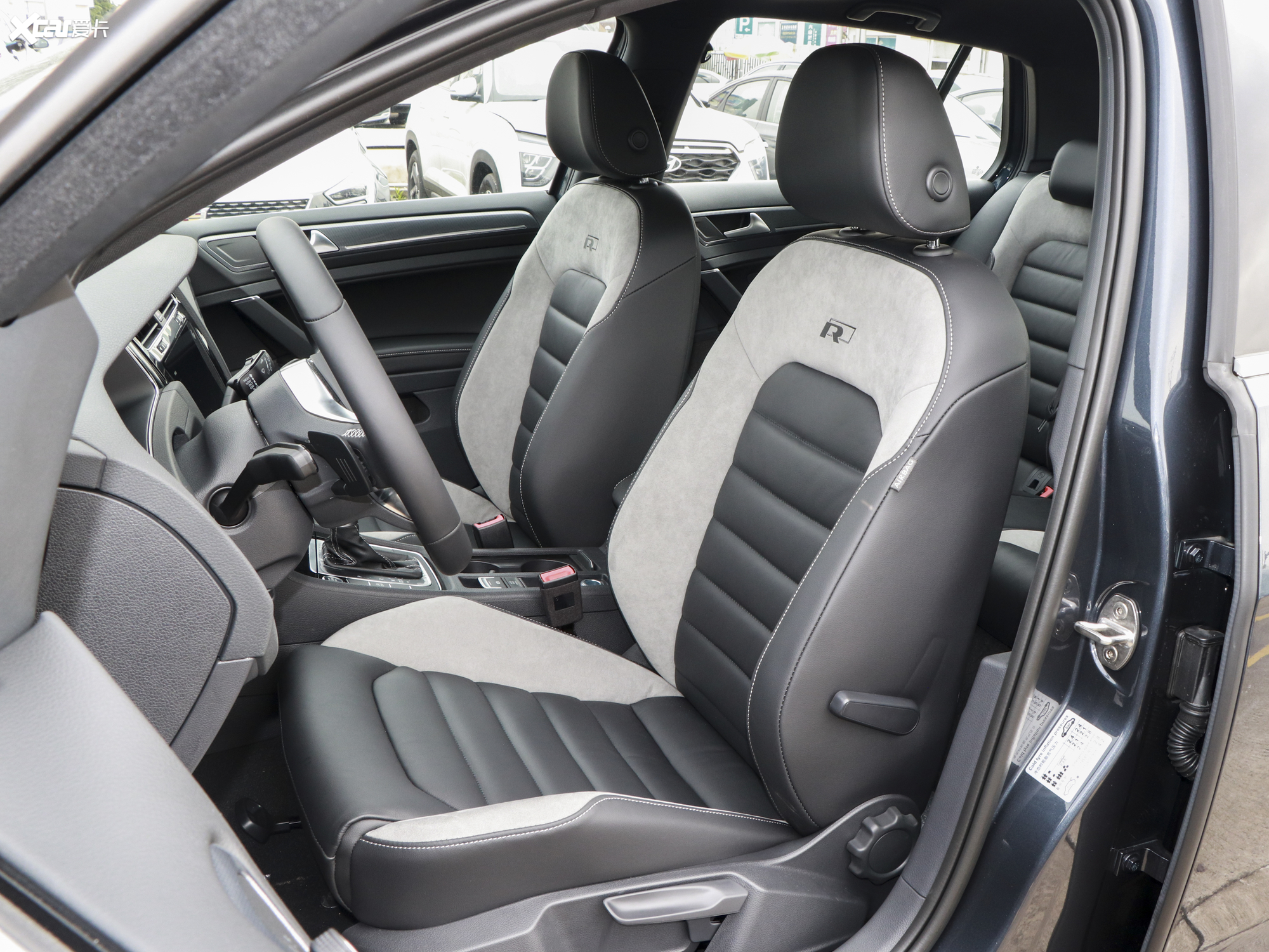 【2020款高尔夫挚爱版 280tsi dsg r-line_空间座椅_62/387张图片】