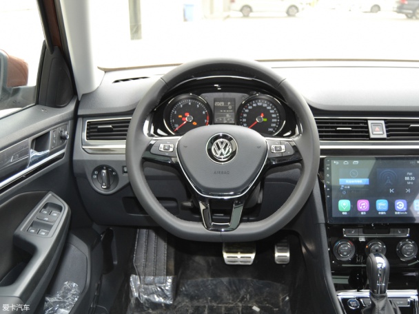 蔚领的内饰设计同样是大众家族化风格,t字型布局简洁规整,做工和用料