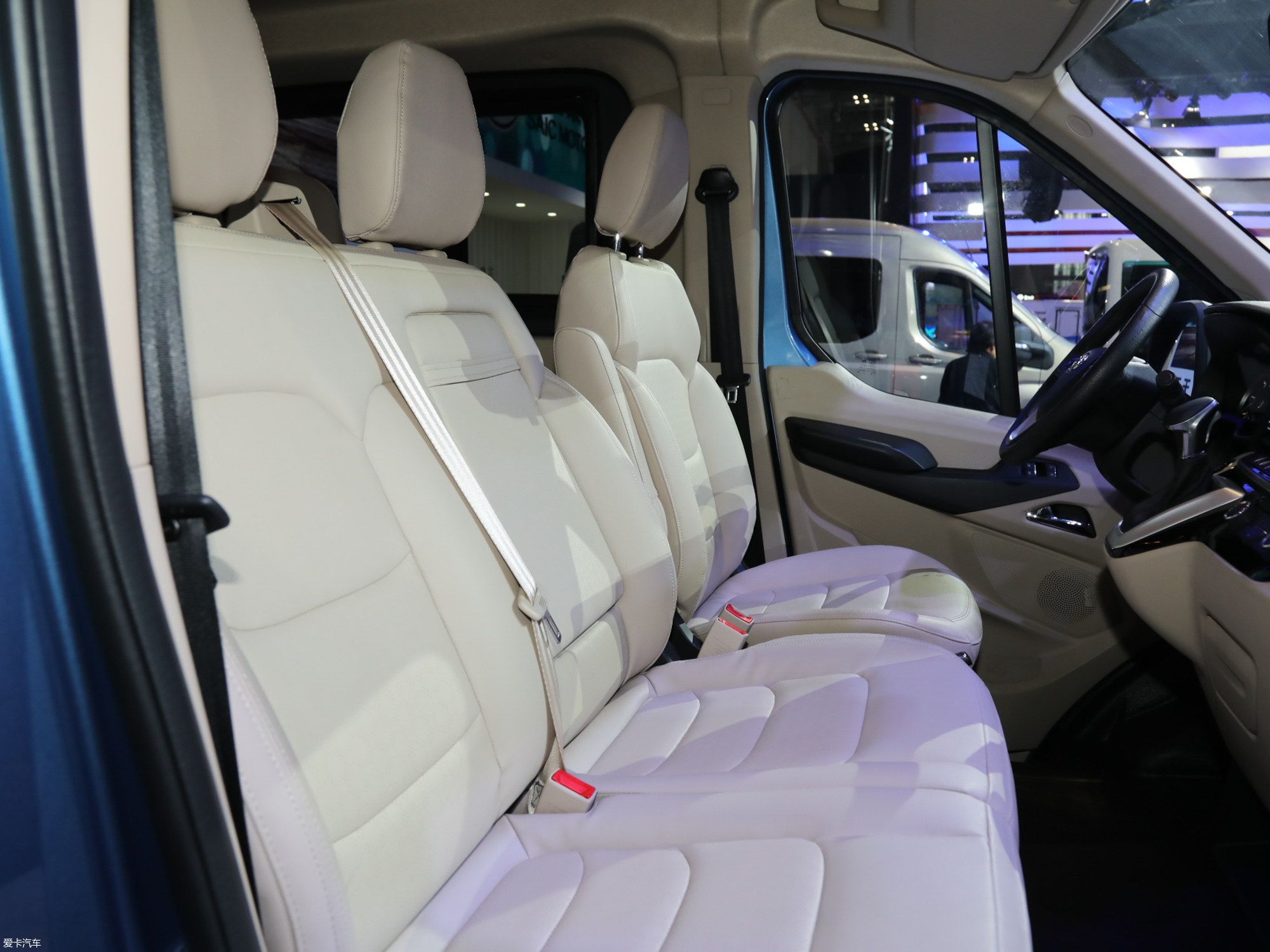 2019款2.0 tcdi 手动后驱商杰版加长轴高顶 15座