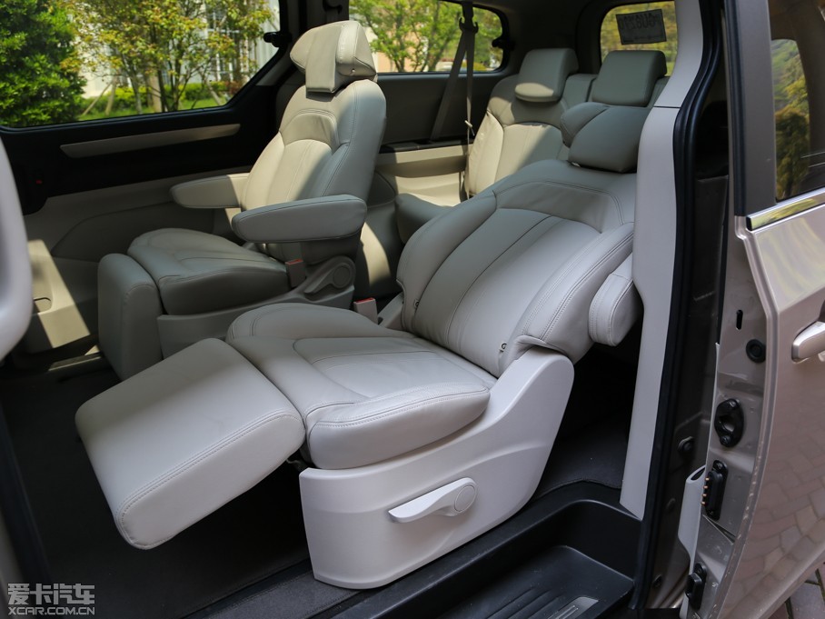 2014款上汽大通g102.0t 自动豪华行政版