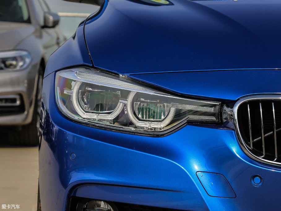 现款的宝马3系天使眼,通过四分之三圆,勾勒出类似眼球的造型特征,生动