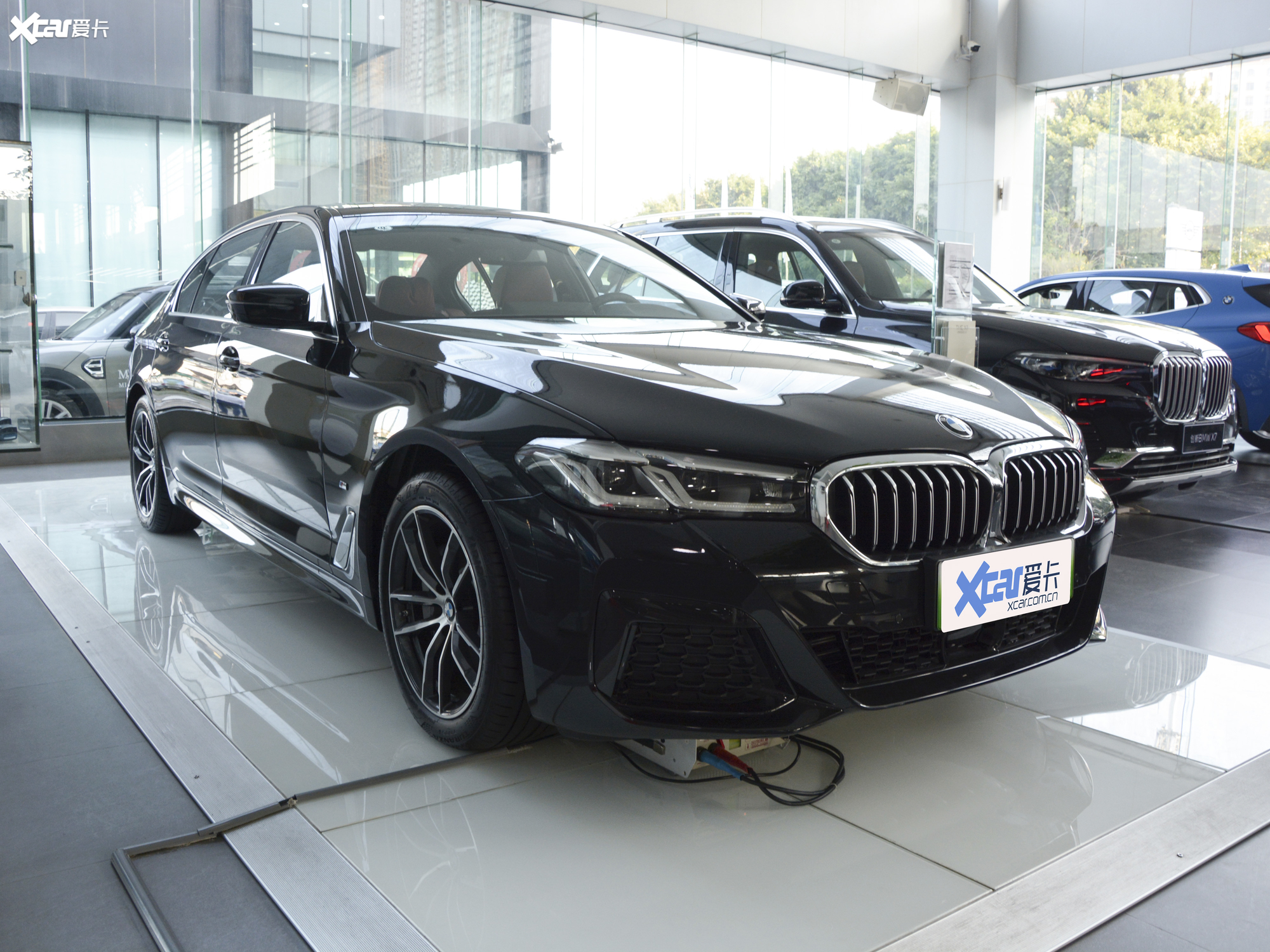 【2021款宝马5系插电式混合动力 535le 先锋版 m运动套装_整体外观 _6