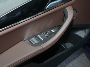2022款xDrive25i M运动套装 主驾车窗控制区	