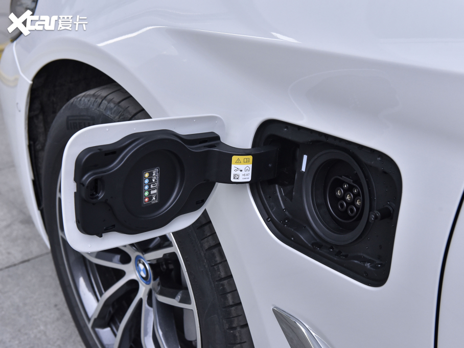 2022款宝马5系插电式混合动力 改款 535le 先锋版 m运动套装