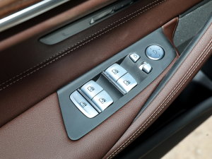 2023款530Li xDrive 豪华套装 主驾车窗控制区	