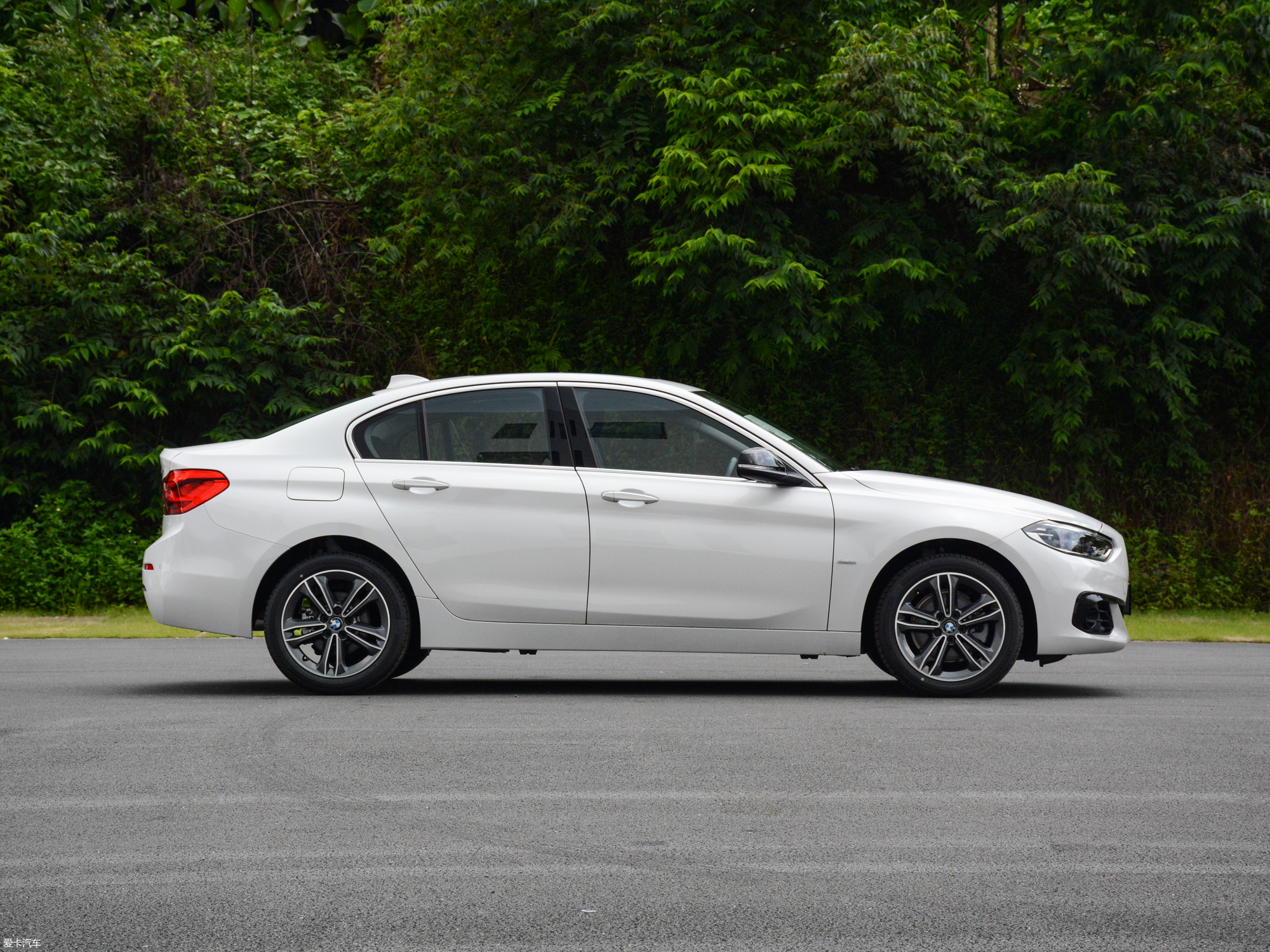 【2017款宝马1系118i 运动型_整体外观_16/3041张图片】_汽车图片大全