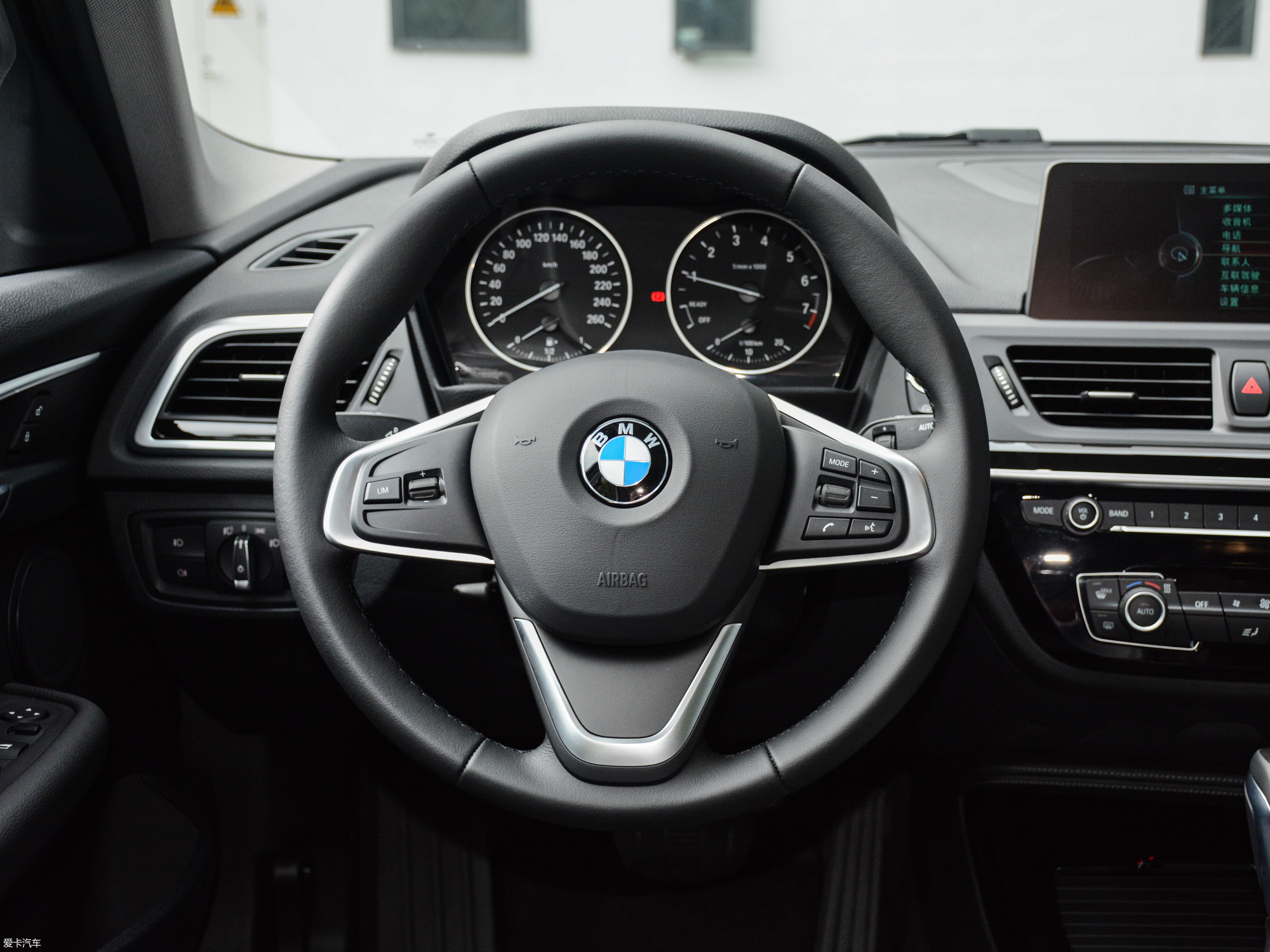 【2017款宝马1系118i 设计套装型_中控区_3/2931张图片】_汽车图片