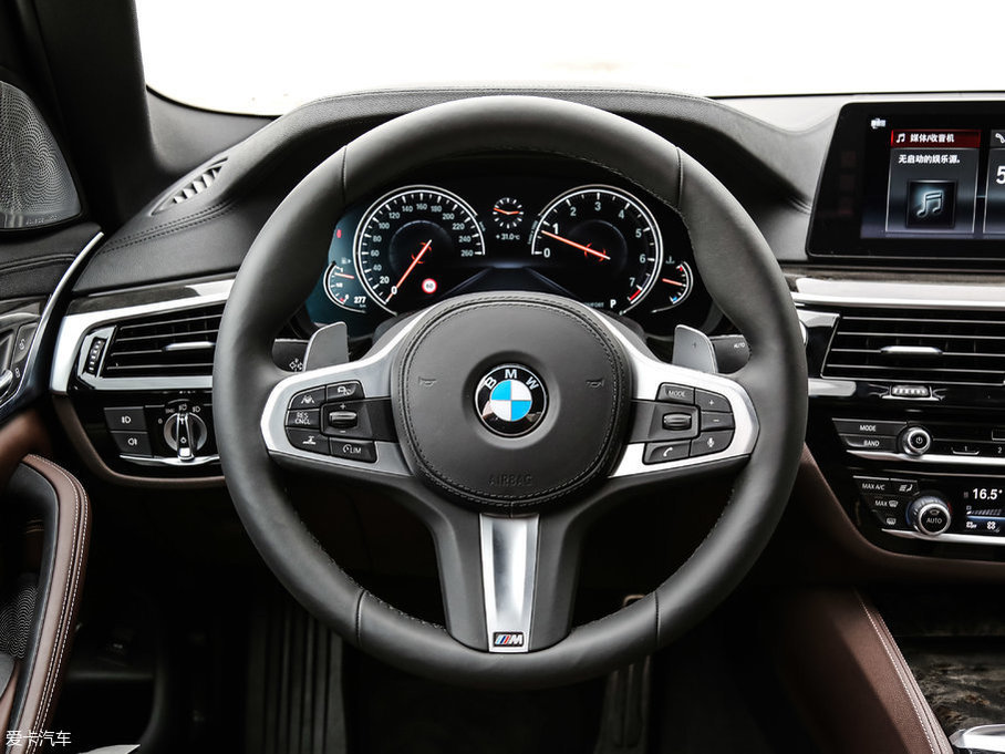 全新华晨宝马5系全系均配有多功能真皮方向盘.
