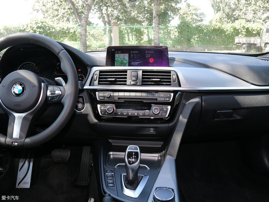 2018款宝马3系330i m运动曜夜版