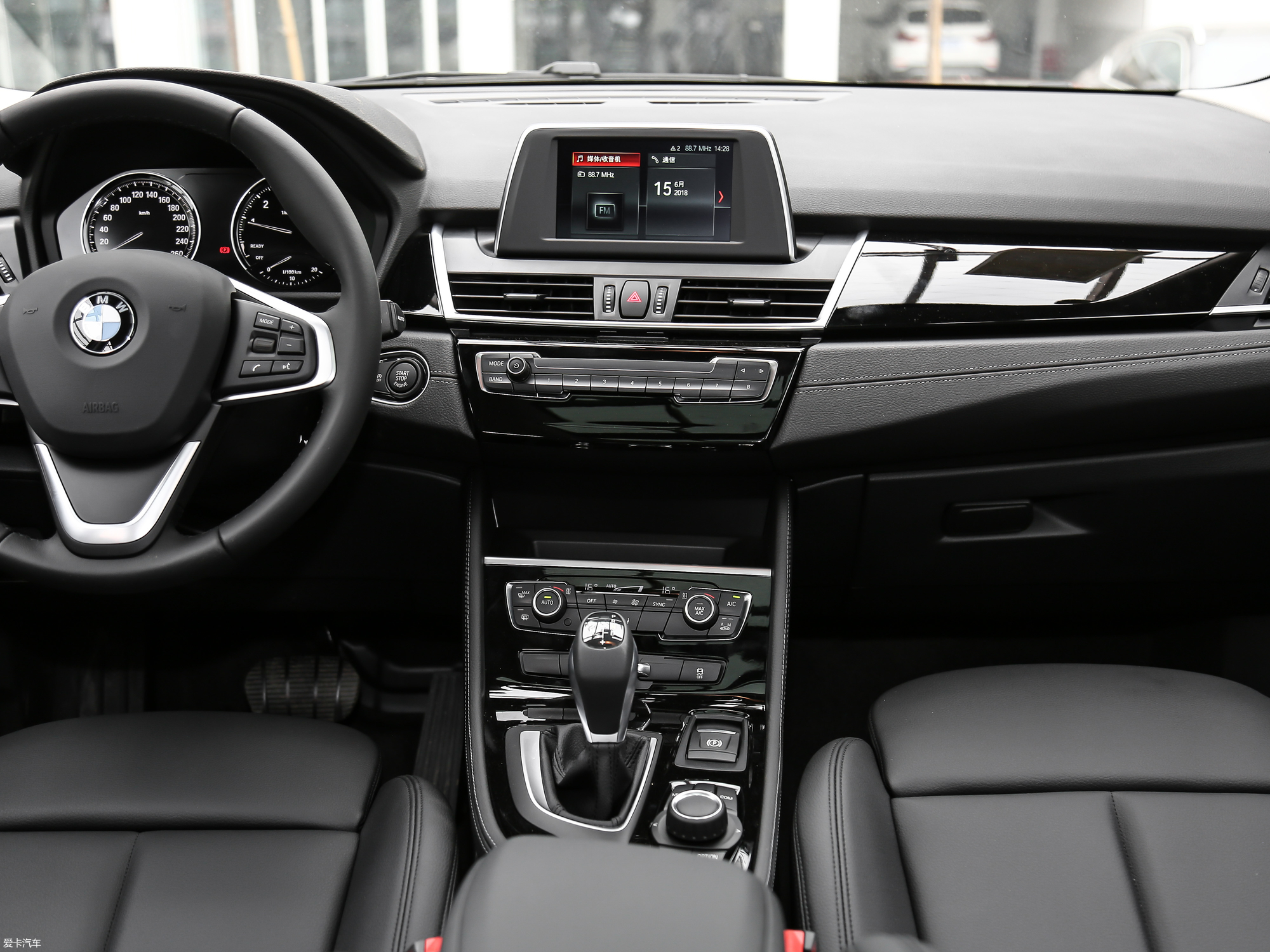 【2018款宝马2系旅行车218i 尊享型运动套装_中控区_2/168张图片】