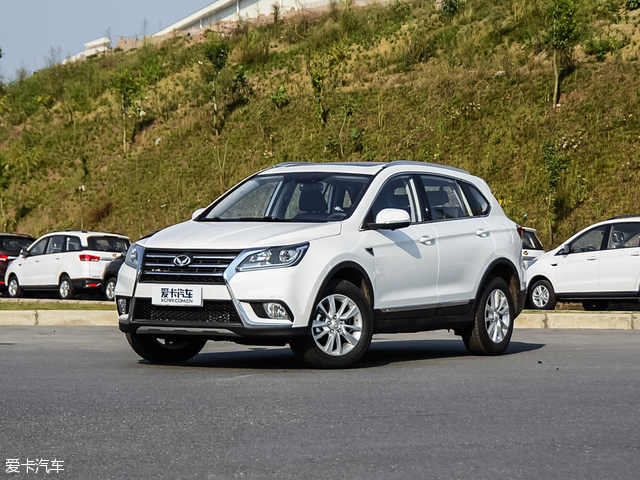 北汽幻速s6的"x"形前脸,外加犀利的线条,给人阳刚,硬朗的感觉.