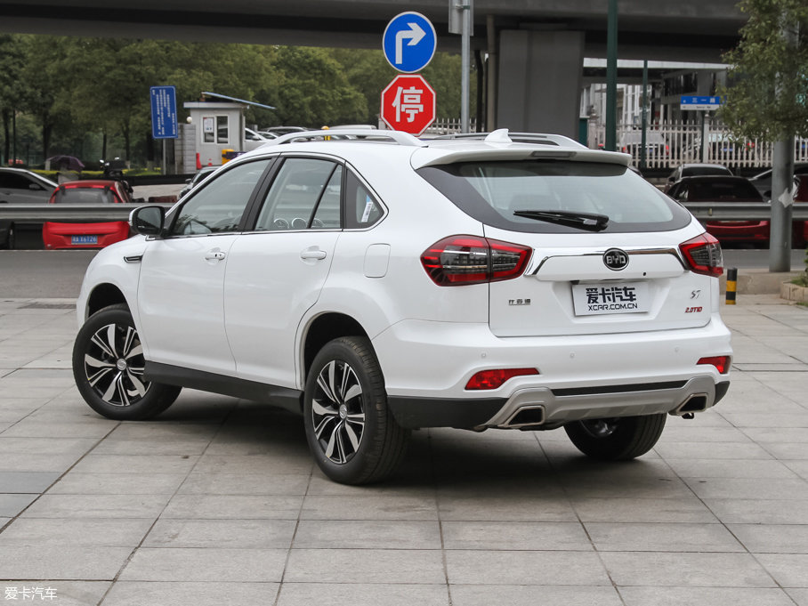 2017款比亚迪s72.0t 自动豪华型