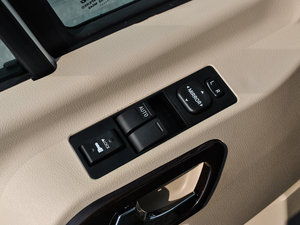 2015款标准版中轴高顶 主驾车窗控制区	