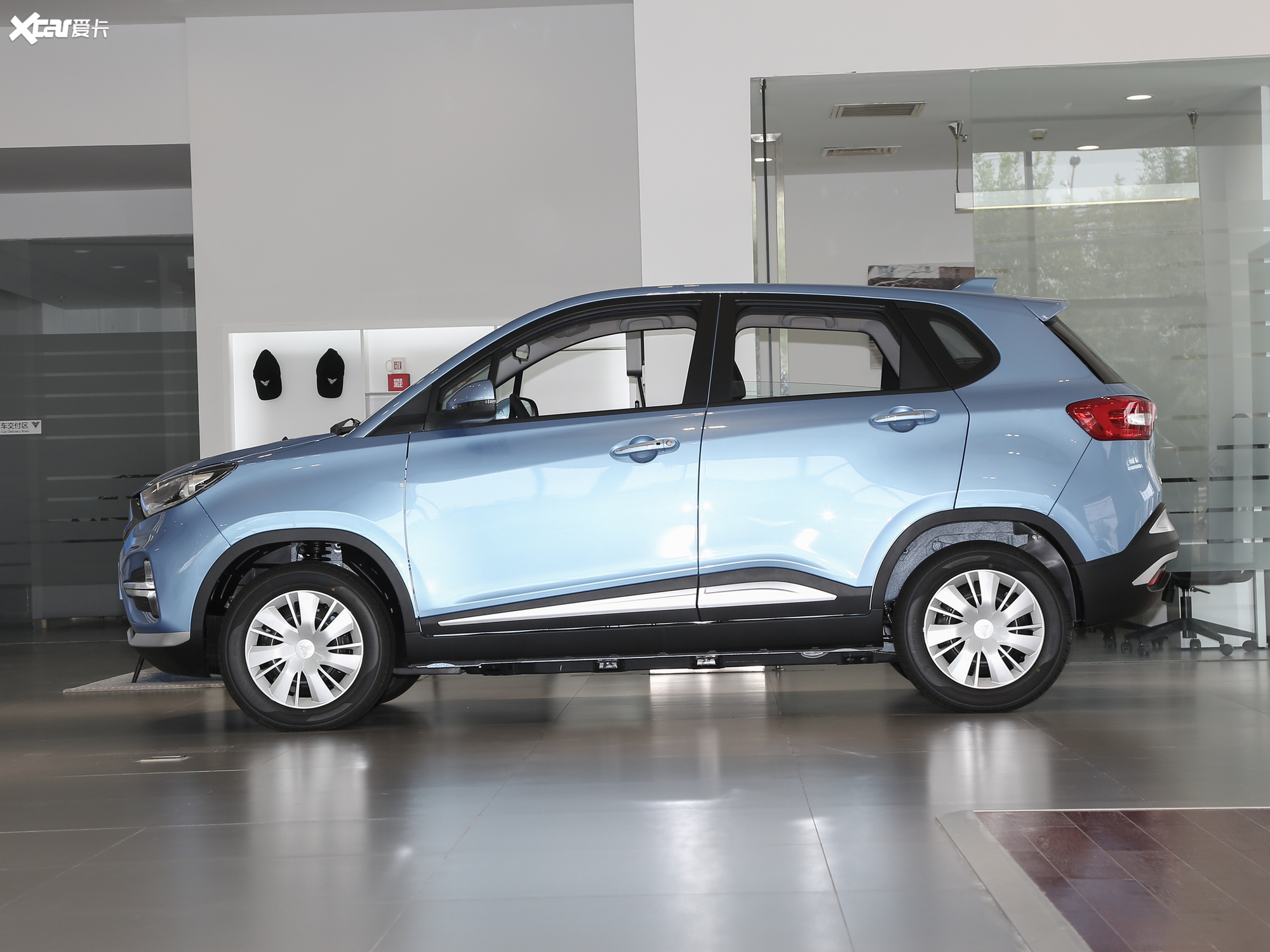 【2020款哪吒n01改款 430v_整体外观_3/159张图片】_汽车图片大全