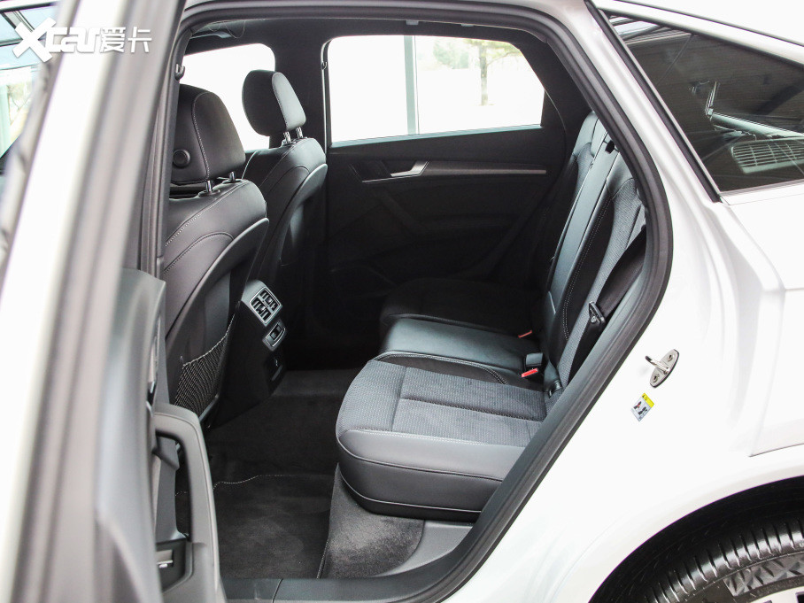 【2021款奥迪q5l sportback45 tfsi 豪华型_空间座椅_2/977张图片】