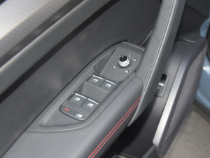 2022款40 TFSI RS套件燃速型 主驾车窗控制区	