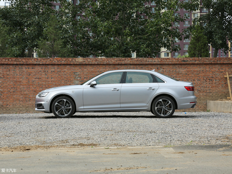 2017款奥迪a4l45 tfsi quattro 运动型