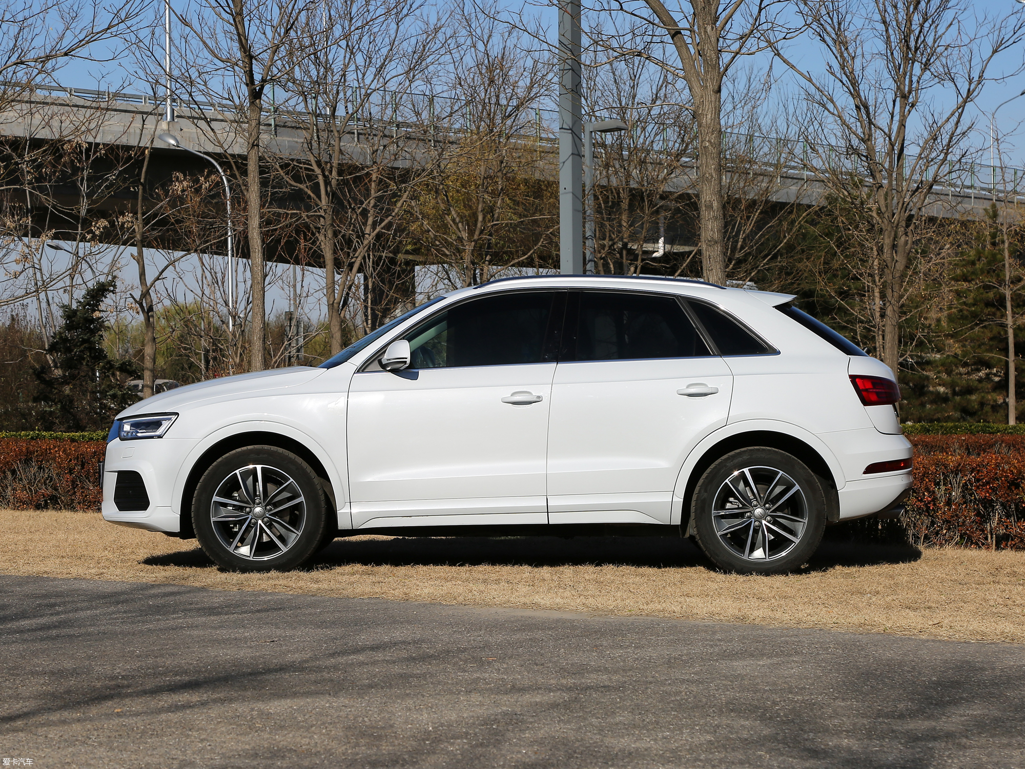 【2017款奥迪q340 tfsi quattro 全时四驱运动型_整体外观_11/1814张