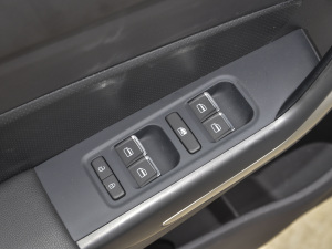 2021款1.6L 手动CNG豪华型  主驾车窗控制区	