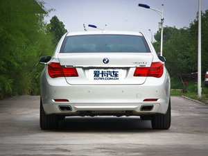 2009款750Li 豪华版 正后	