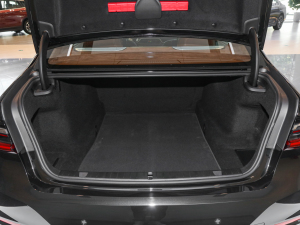 2021款740Li xDrive 行政型 豪华套装 行李厢空间