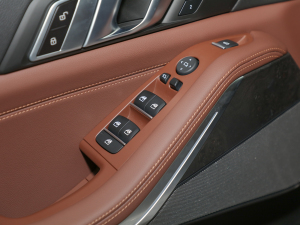 2022款xDrive45e M运动套装 主驾车窗控制区	