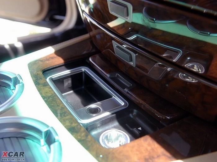 高清浏览 暂停3秒 5秒 8秒 10秒 宝马7系图片 (416/550)