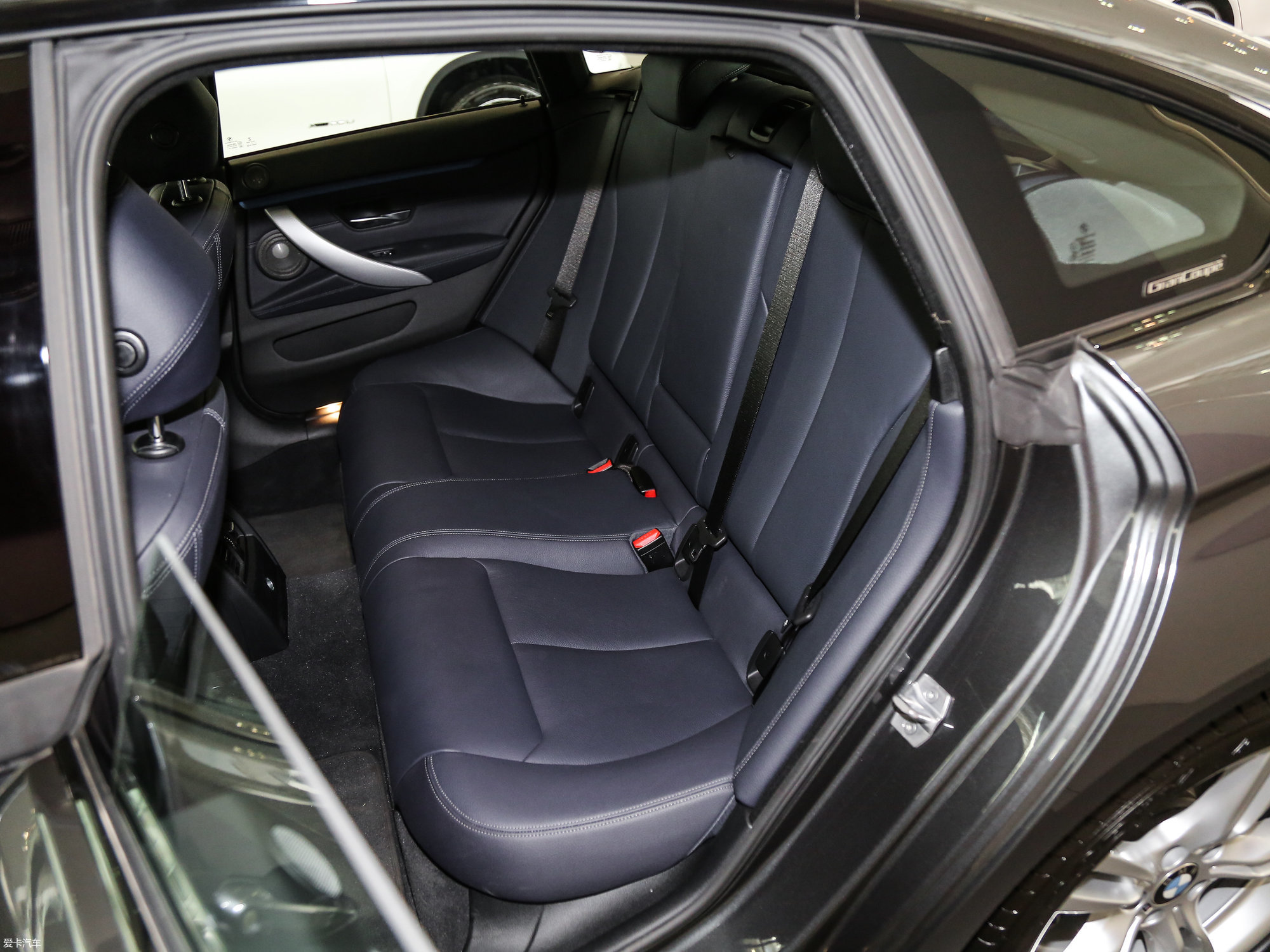 【2017款宝马4系四门425i 尊享型m运动套装_空间座椅_129/415张图片】
