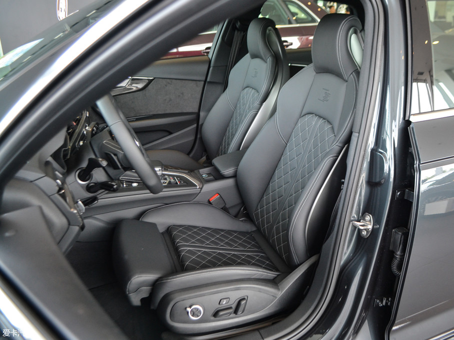 奥迪s4前排采用一体式运动座椅,座椅造型采用菱形纹路设计,相当有设计