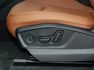 2023款55 TFSI quattro S Line运动型 主驾驶座椅调节