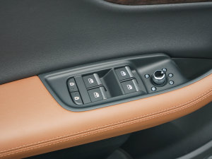 2023款55 TFSI quattro S Line运动型 主驾车窗控制区	