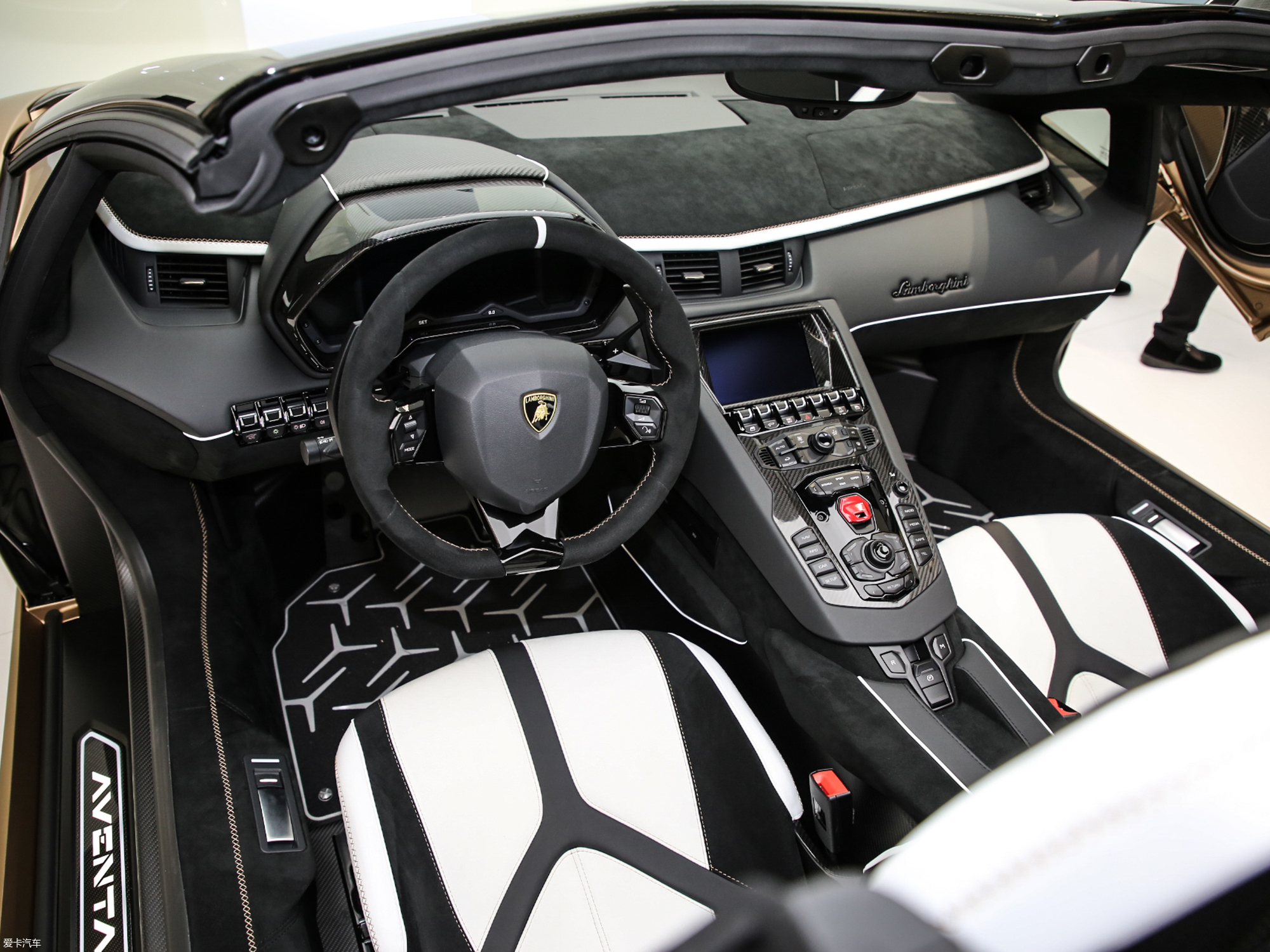 爱卡首页 汽车图片 兰博基尼 aventador 2019款svj roadster  2021款