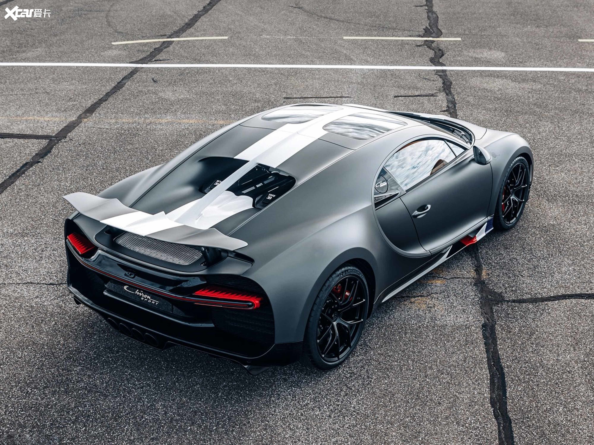 【2020款布加迪chironsport les legendes du ciel_整体外观_5/77张