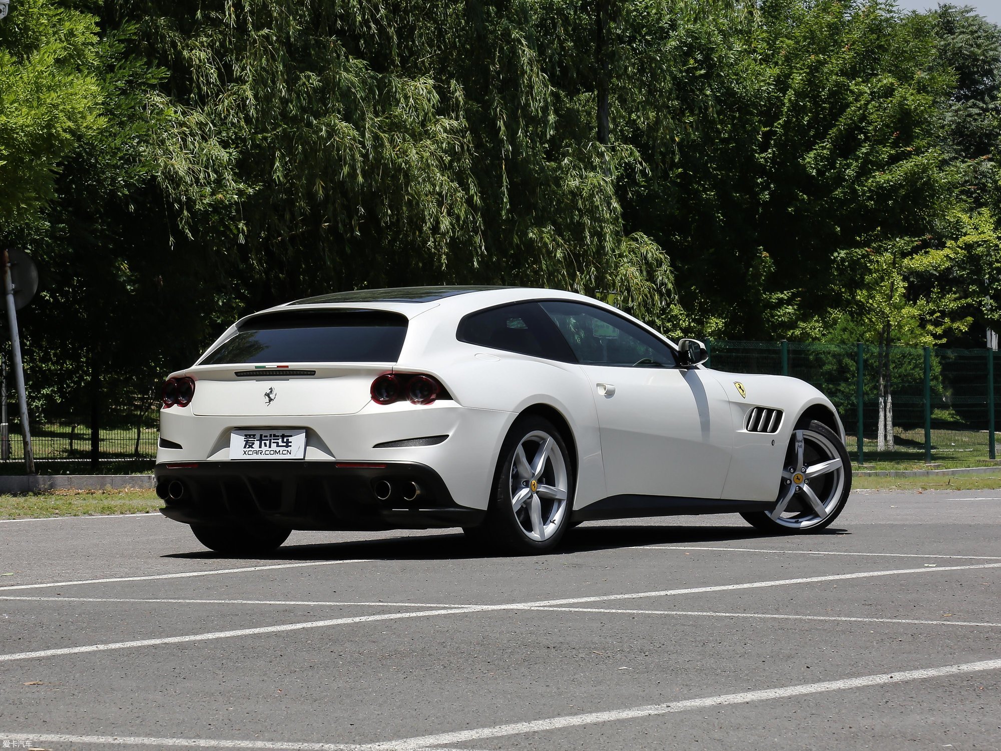 愛卡首頁 汽車圖片 法拉利 gtc4lusso 2016款6.