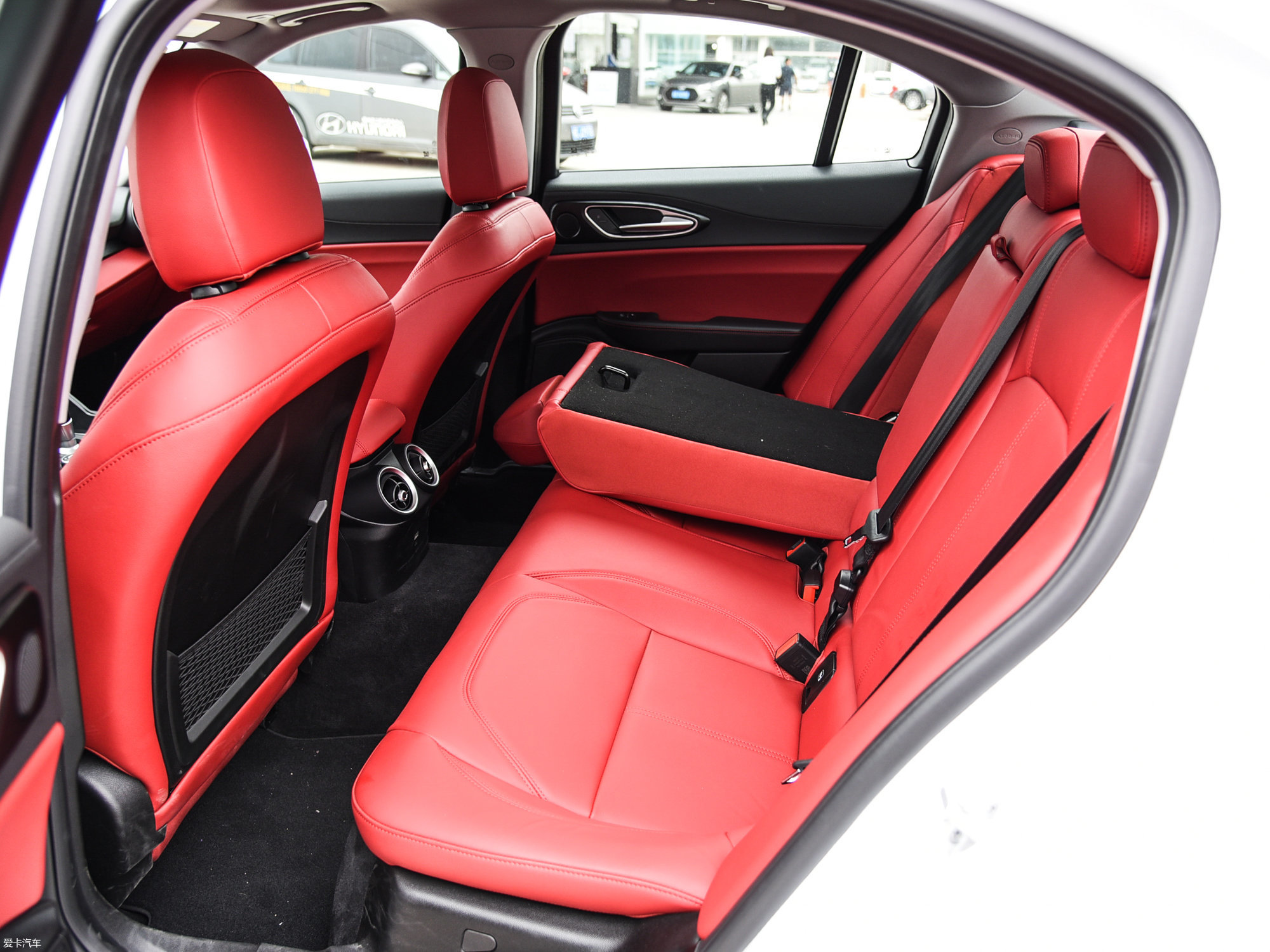 【2017款giulia280hp 豪华版_空间座椅_106/2820张图片】_汽车图片