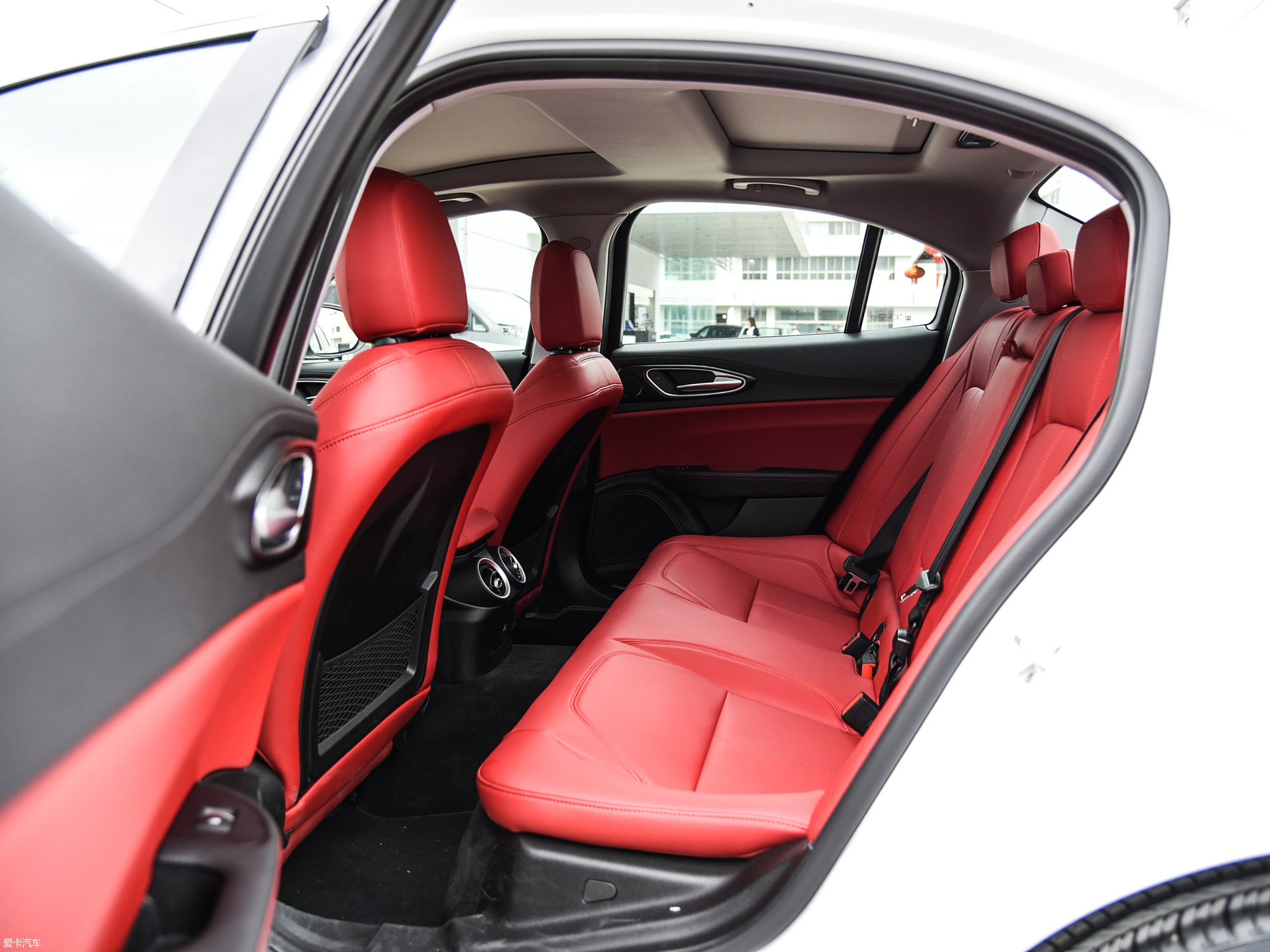 【2017款giulia280hp 豪华版_空间座椅_104/2820张图片】_汽车图片