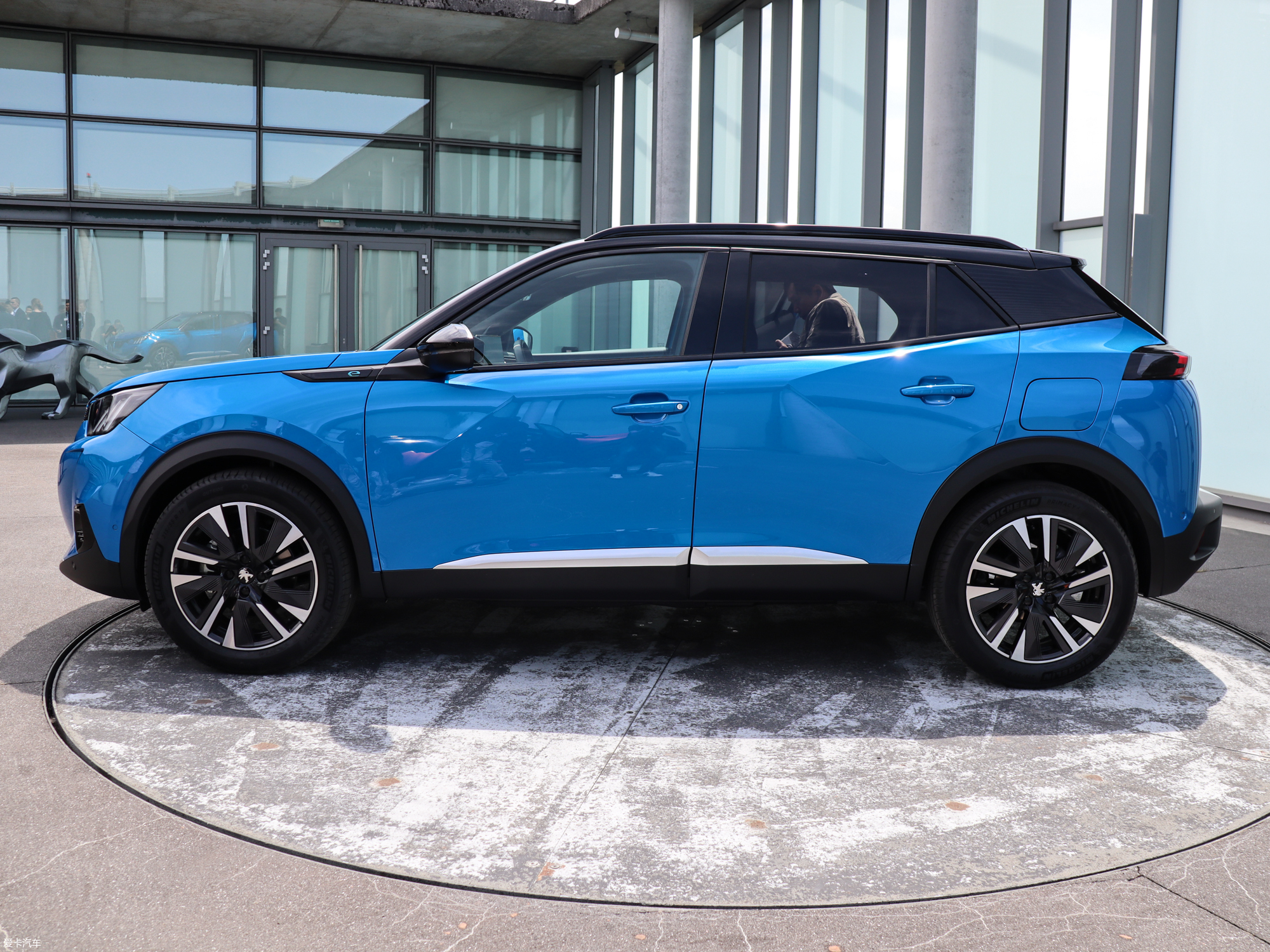 【2020款标致2008(海外)e-2008_整体外观_6/156张图片】_汽车图片大全