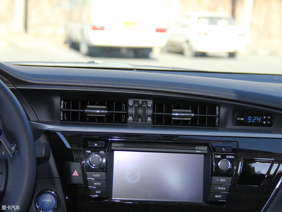 2016款卡罗拉 双擎1.8l e-cvt旗舰版