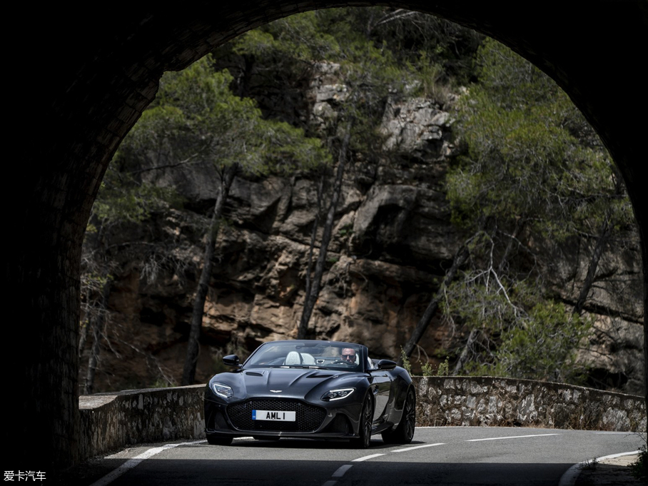 2019DBS Superleggera Volante