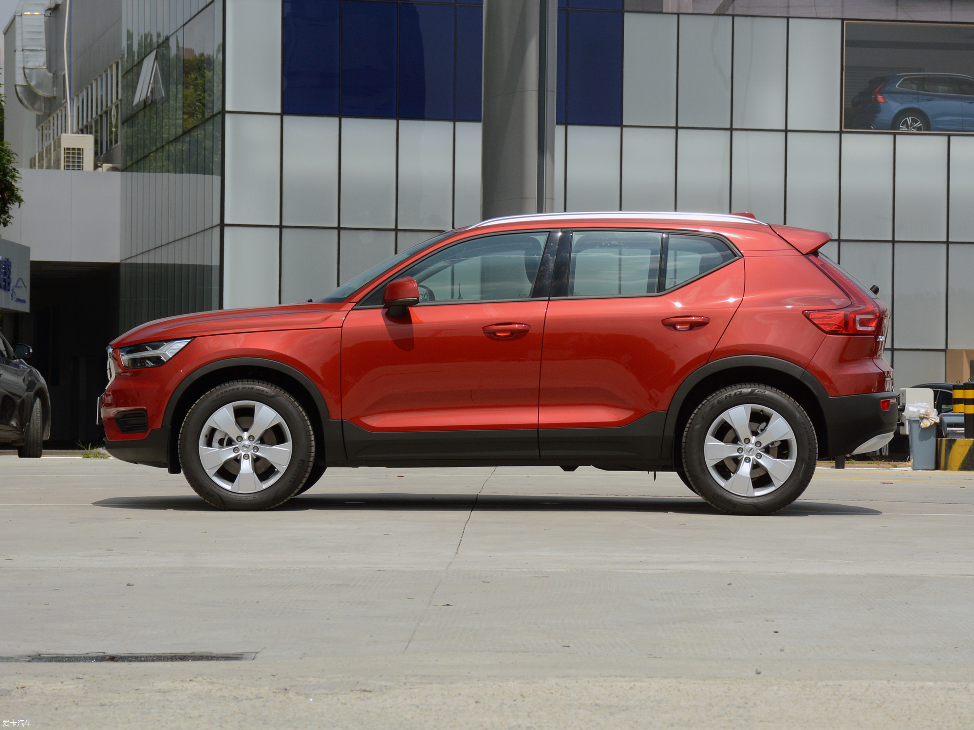 【2019款沃尔沃xc40(进口)t4 四驱 正午熔岩红_整体外观_3/1398张图片