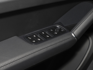 2023款Cayenne E-Hybrid 2.0T 铂金版 主驾车窗控制区	