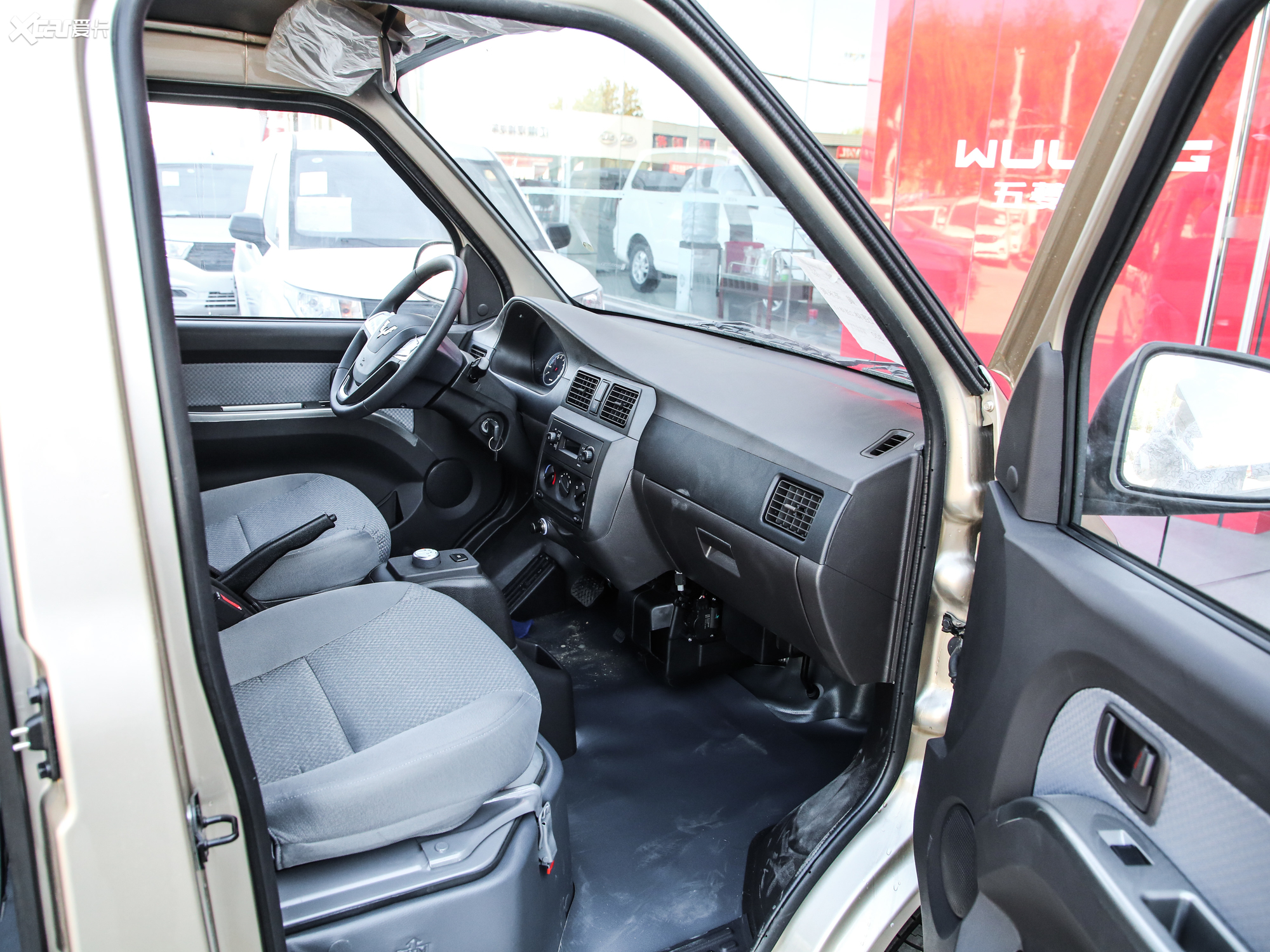 【2020款五菱荣光ev300km 客车版 7座_中控区_13